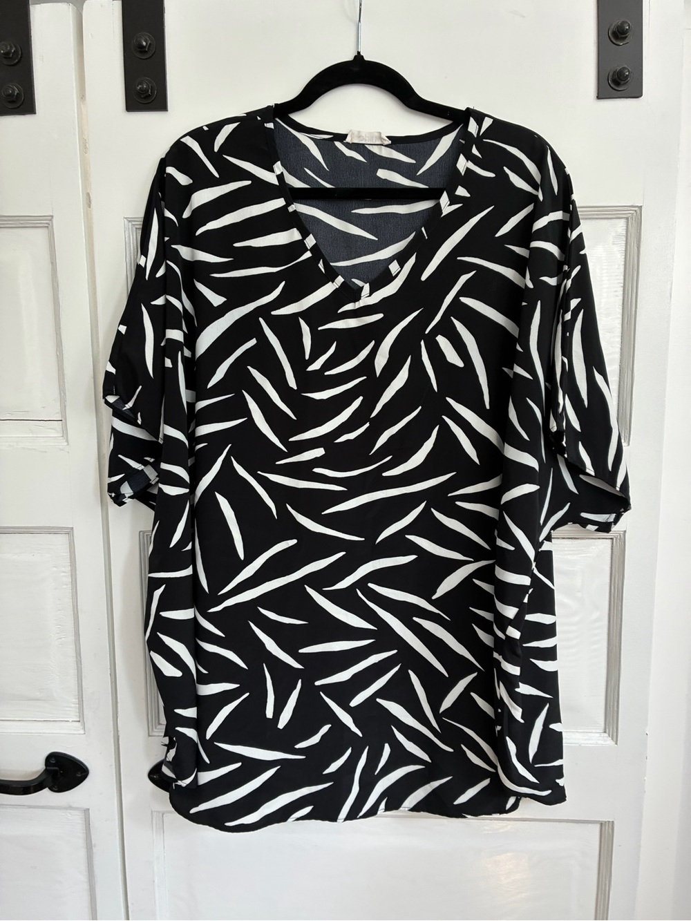 Women’s Black & White V-Neck Printed Top